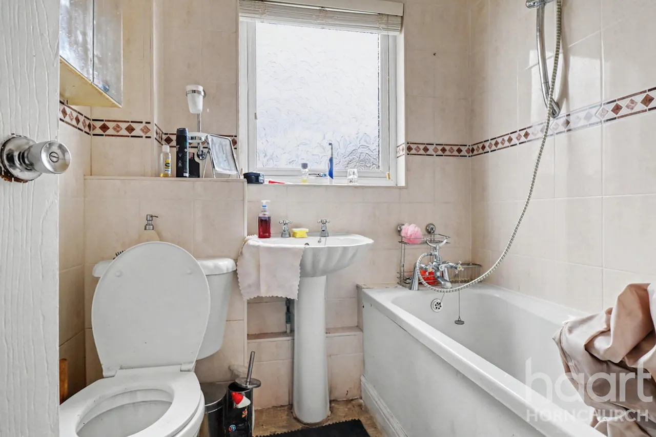 Kirton Close, Hornchurch, RM12, photo 3