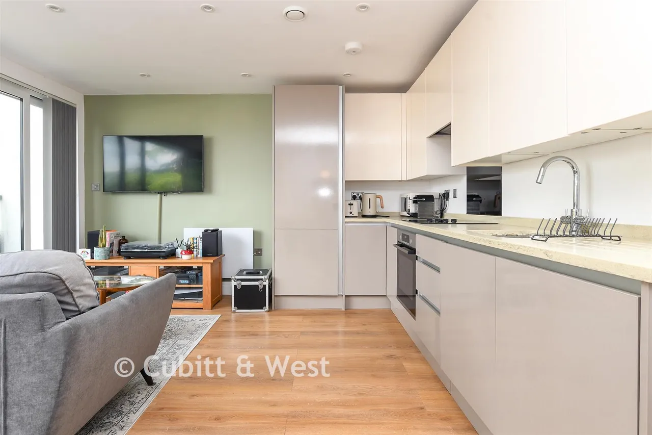 Victoria Road, Horley, RH6, photo 2