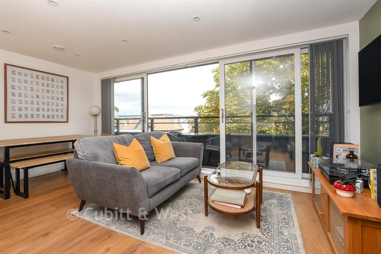 1 bed flat for sale, Victoria Road, Horley, RH6