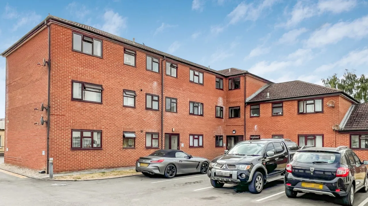 2 bed flat for sale — Station Road, Westbury