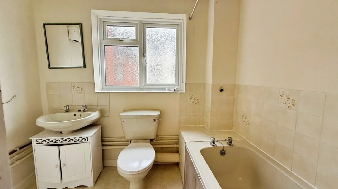 Station Road, Westbury, photo 9