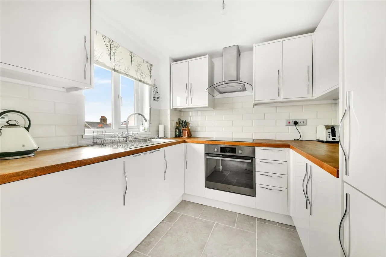 2 bed flat for sale, Bramston Road, London, SW17