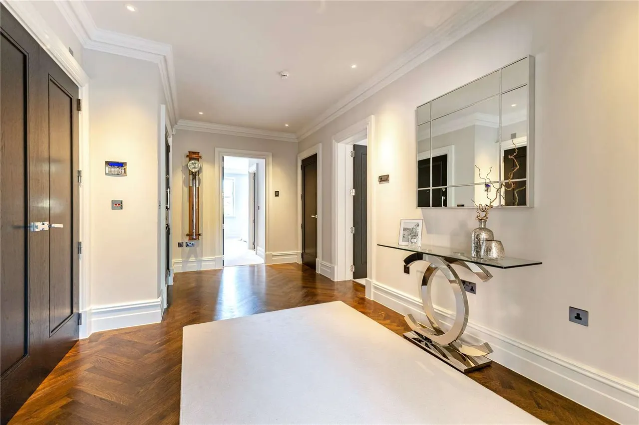 Oxshott Lodge, Leatherhead Road, Oxshott, Surrey, KT22 0JE, photo 6