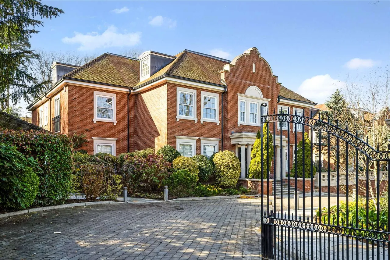 2 bed flat for sale — Oxshott Lodge, Leatherhead Road, Oxshott, Surrey, KT22 0JE