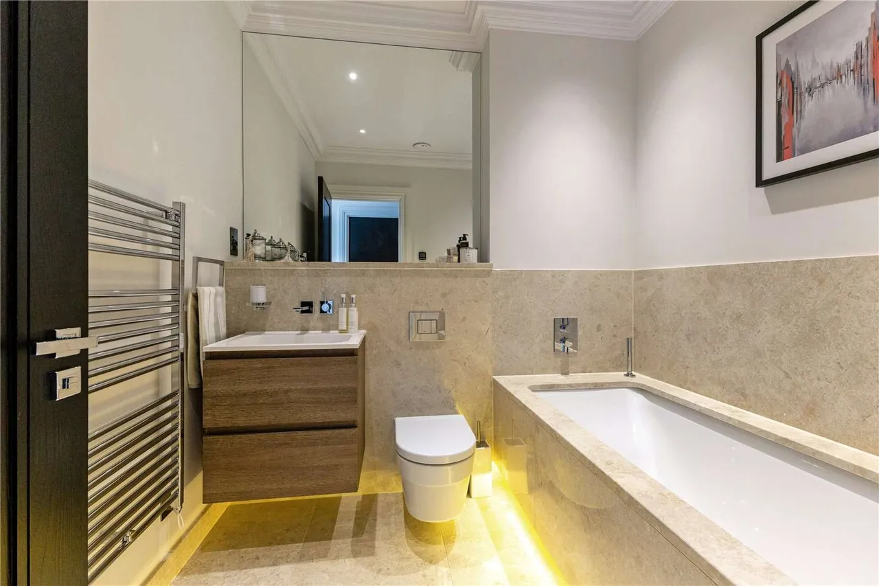 Oxshott Lodge, Leatherhead Road, Oxshott, Surrey, KT22 0JE, photo 10
