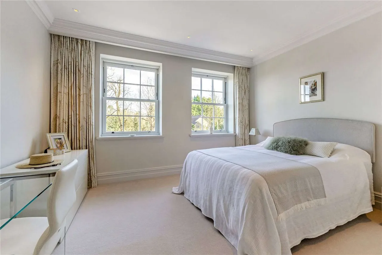 Oxshott Lodge, Leatherhead Road, Oxshott, Surrey, KT22 0JE, photo 8