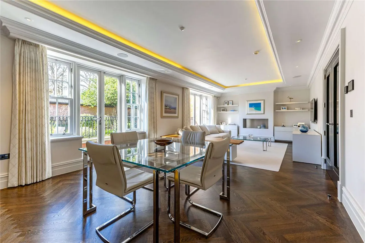Oxshott Lodge, Leatherhead Road, Oxshott, Surrey, KT22 0JE, photo 5