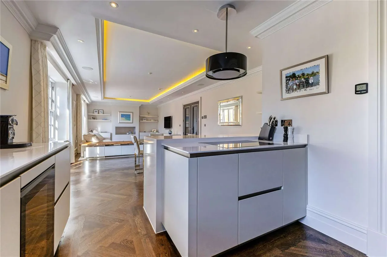 Oxshott Lodge, Leatherhead Road, Oxshott, Surrey, KT22 0JE, photo 4