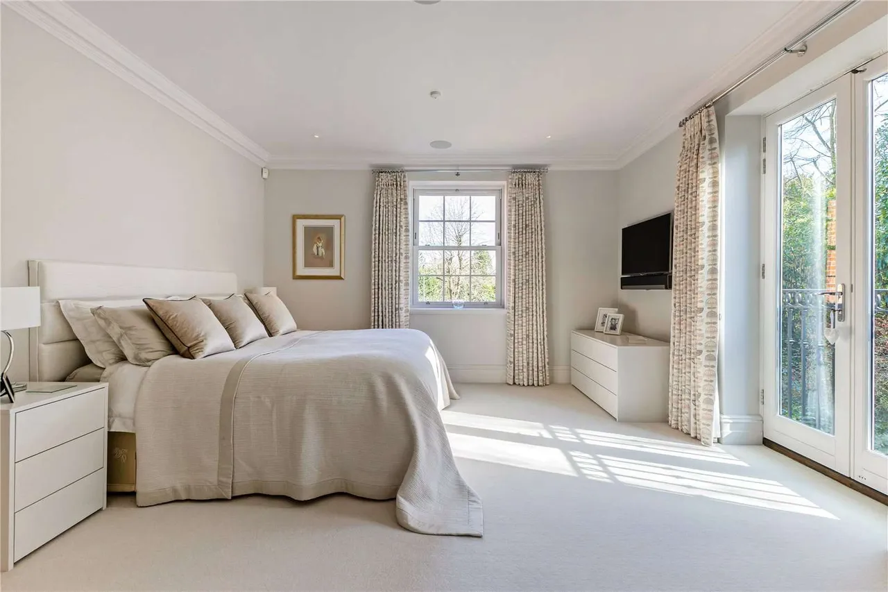 Oxshott Lodge, Leatherhead Road, Oxshott, Surrey, KT22 0JE, photo 7