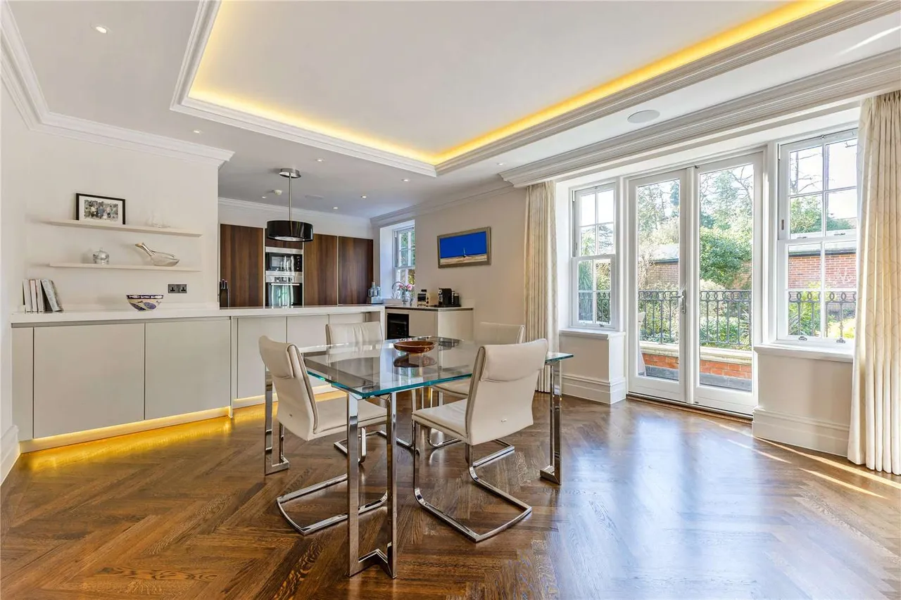 Oxshott Lodge, Leatherhead Road, Oxshott, Surrey, KT22 0JE, photo 3