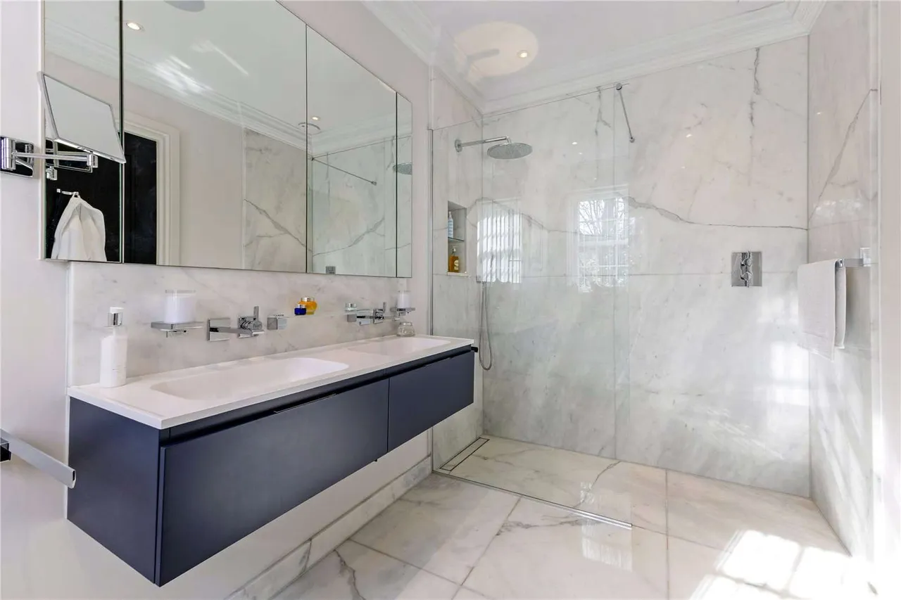 Oxshott Lodge, Leatherhead Road, Oxshott, Surrey, KT22 0JE, photo 9