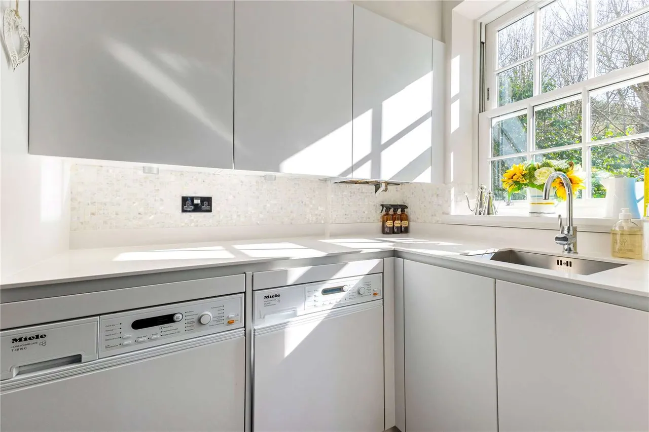Oxshott Lodge, Leatherhead Road, Oxshott, Surrey, KT22 0JE, photo 11