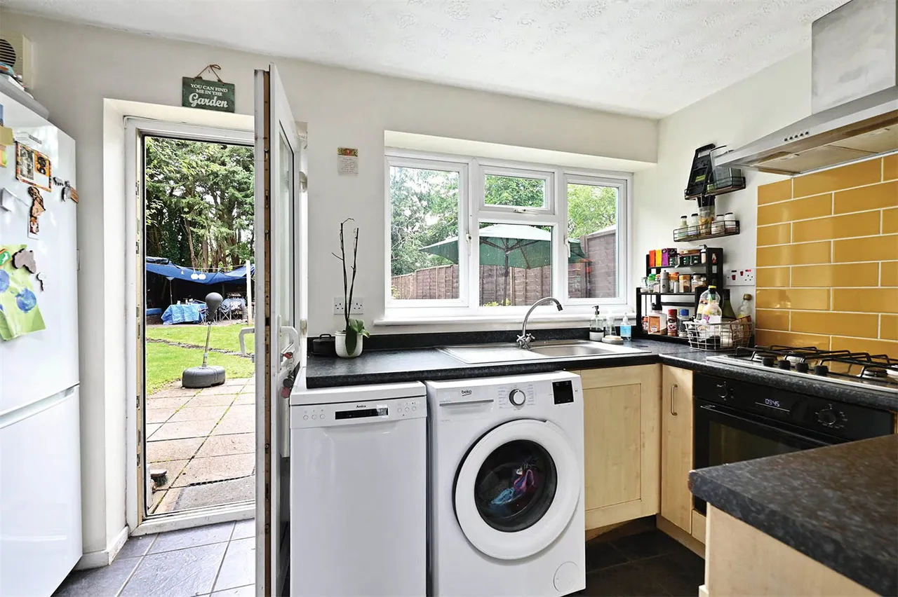 Manfield Road, Ash, Guildford, Surrey, GU12 6NE, photo 9