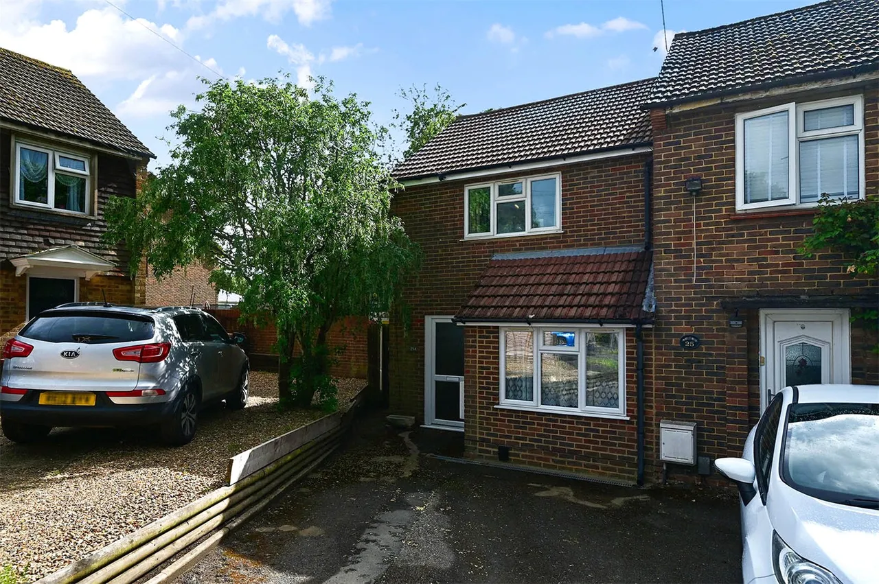 Manfield Road, Ash, Guildford, Surrey, GU12 6NE, photo 2