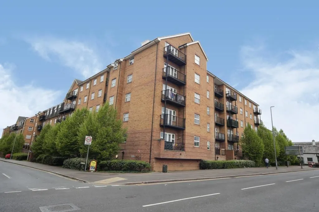 2 bed flat for sale — Holly Street, Luton LU1 3DF