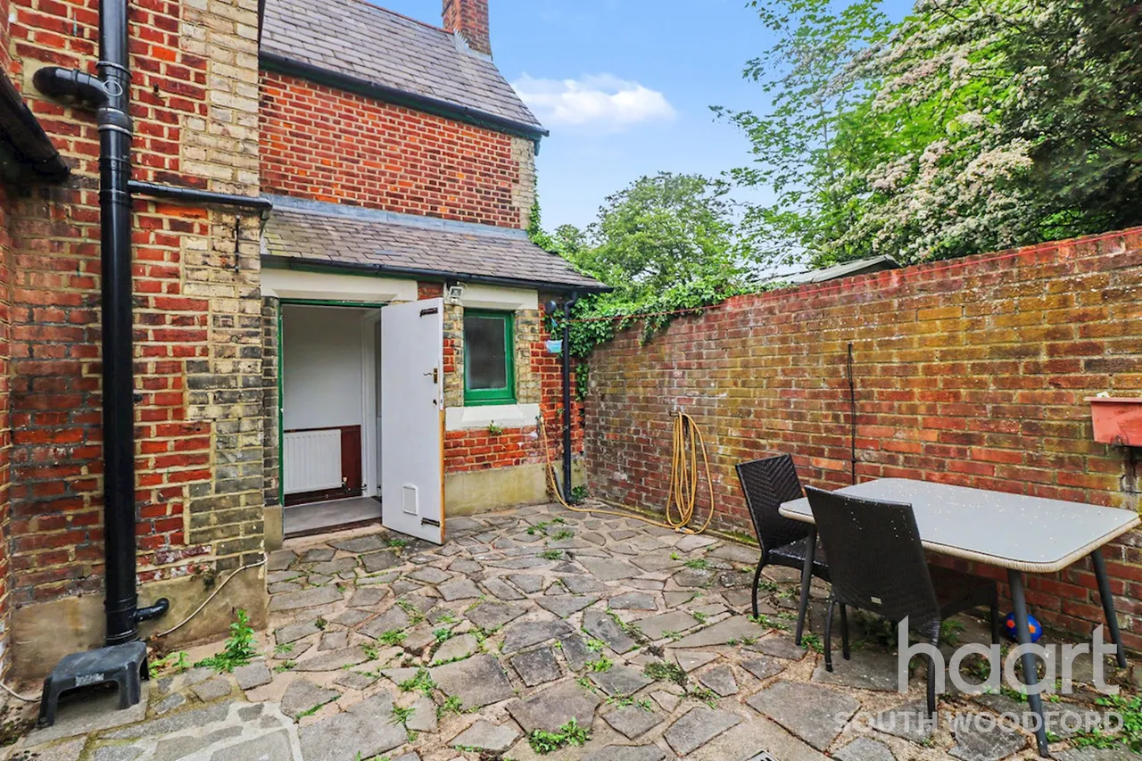 Cross Road, Woodford Bridge, IG8, photo 19