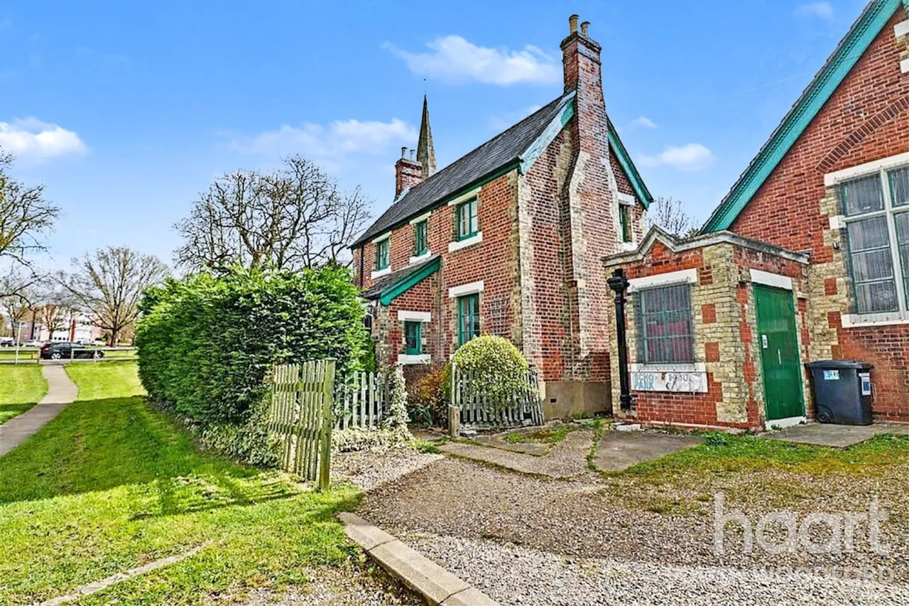 2 bed house to rent, Cross Road, Woodford Bridge, IG8