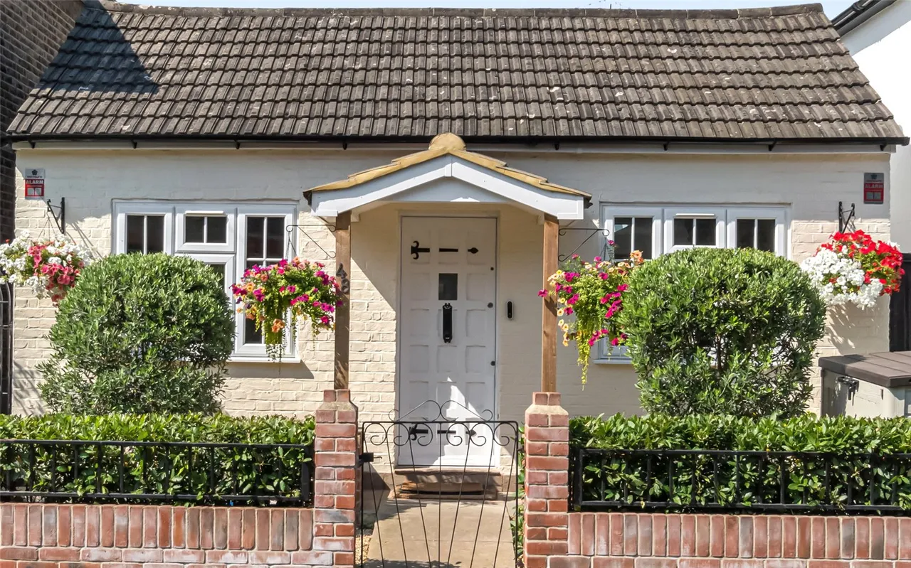 3 bed house for sale — Fourth Cross Road, Twickenham, TW2 5EL