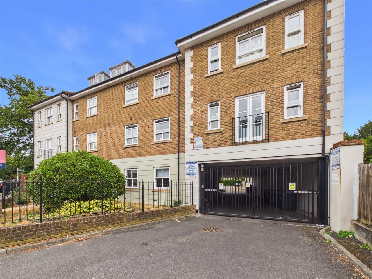 1 bed flat for sale, High Street, Hampton, TW12