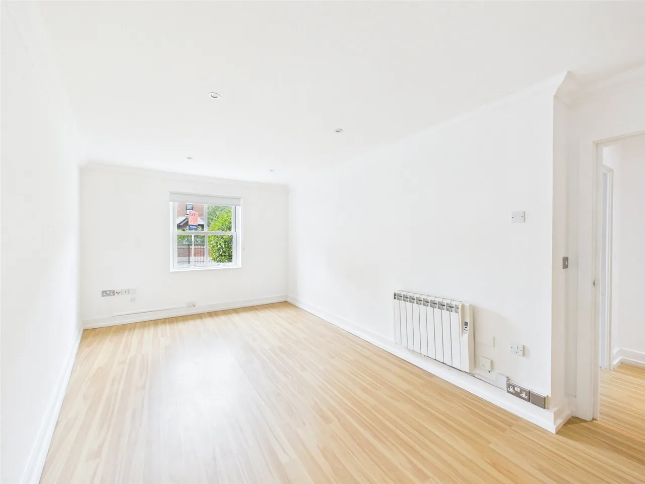 High Street, Hampton, TW12, photo 3
