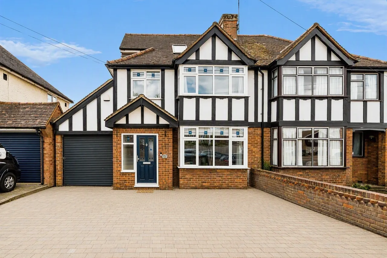 4 bed house for sale — Tring Road, Aylesbury