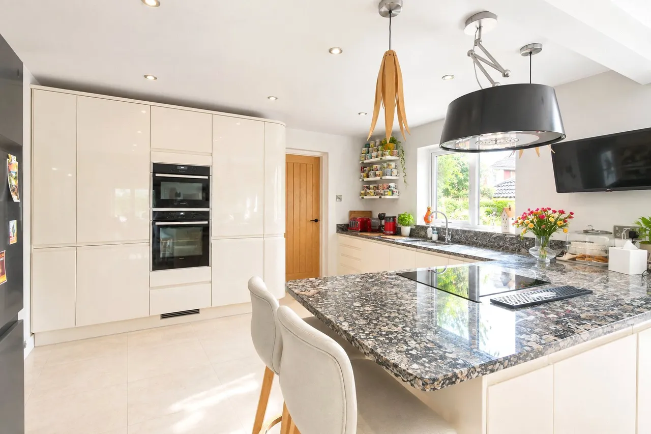 Squarefield Gardens, Hook, RG27, photo 4