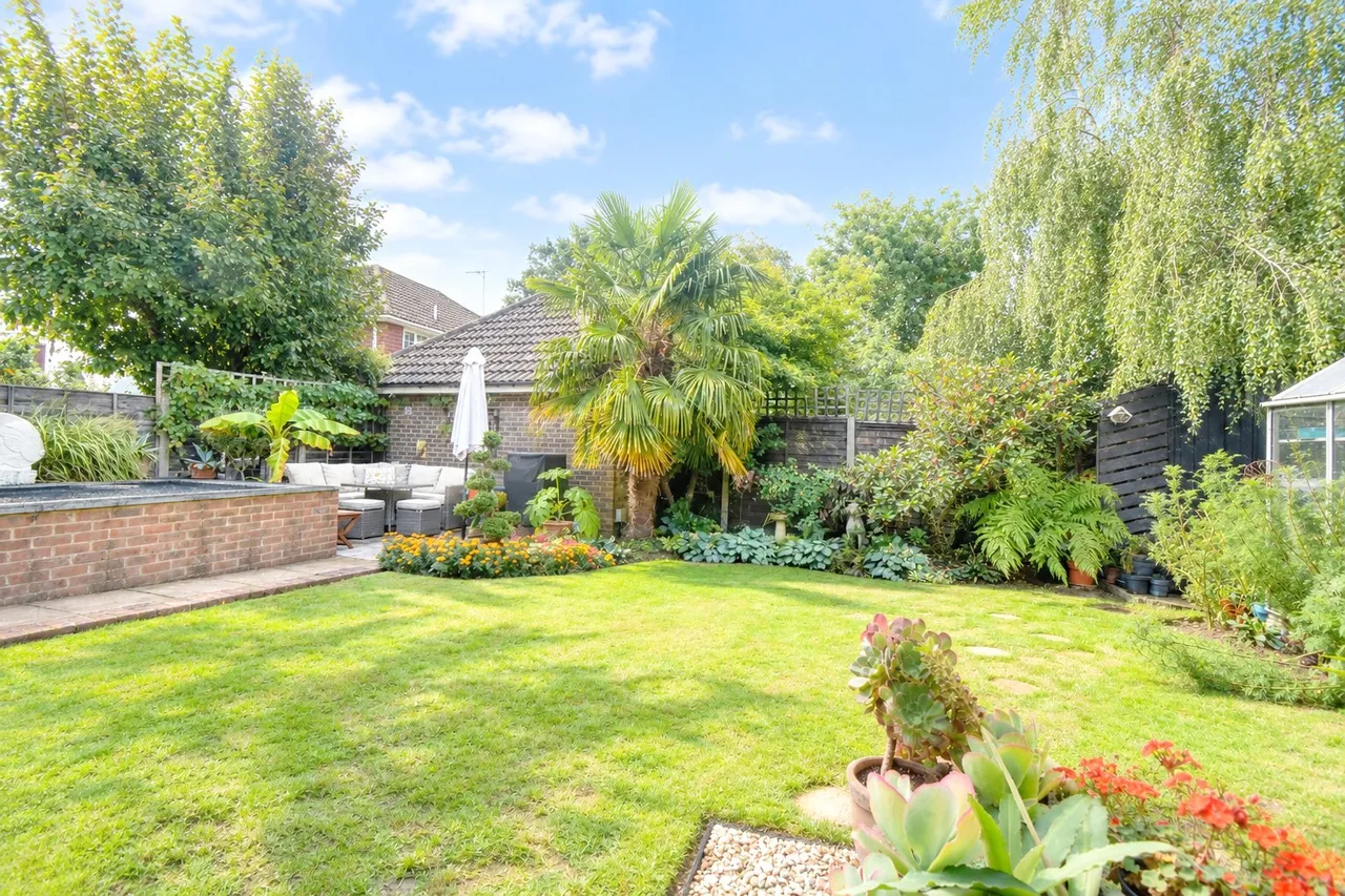 Squarefield Gardens, Hook, RG27, photo 7