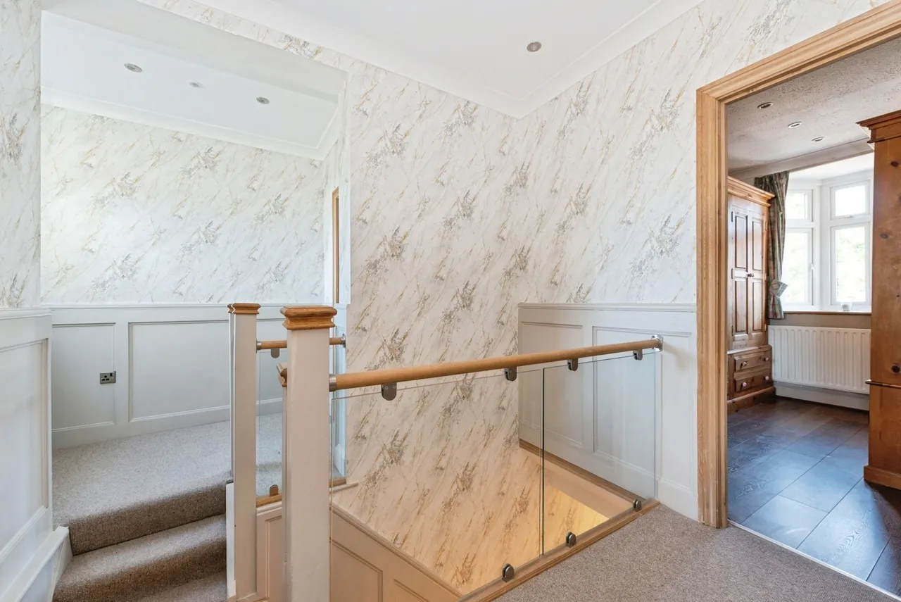 Ebbisham Road, Worcester Park, KT4, photo 27