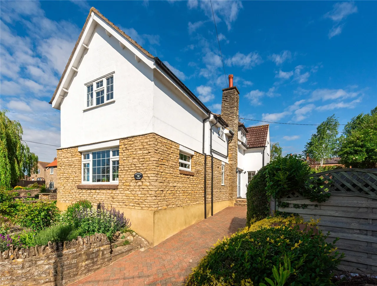 4 bed house for sale, Earls Barton Road, Great Doddington, NN29