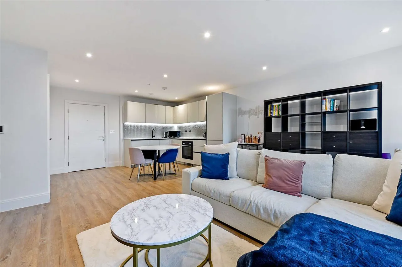 2 bed flat to rent — The Factory, Memorial Avenue, Slough, Berkshire, SL1 3GZ