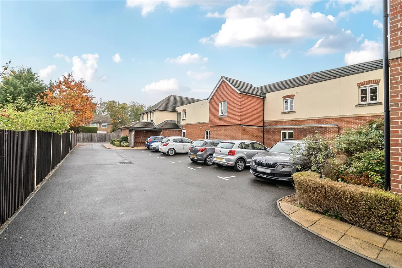 Guildford Road, Lightwater, GU18, photo 13