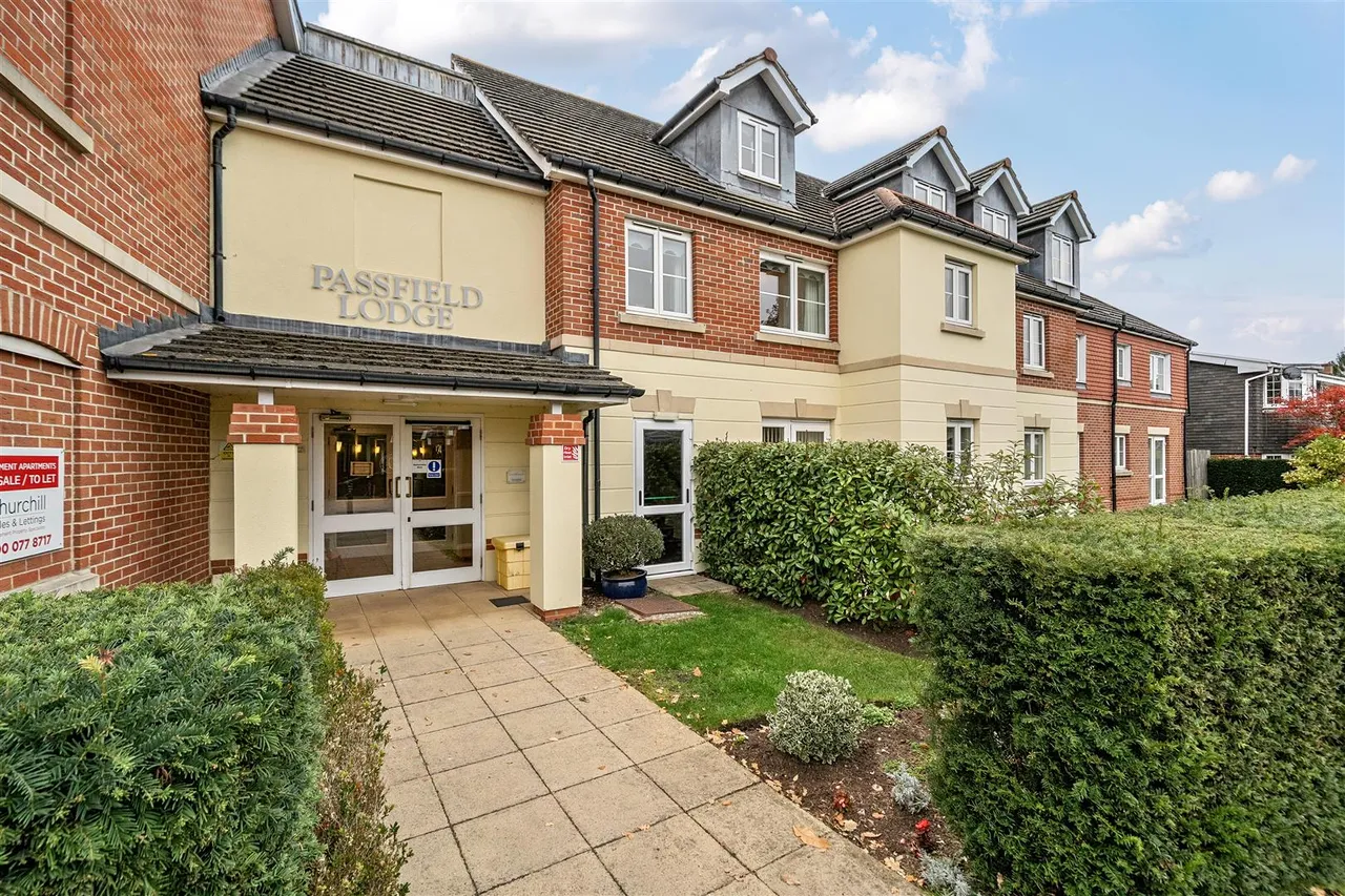 1 bed flat for sale, Guildford Road, Lightwater, GU18