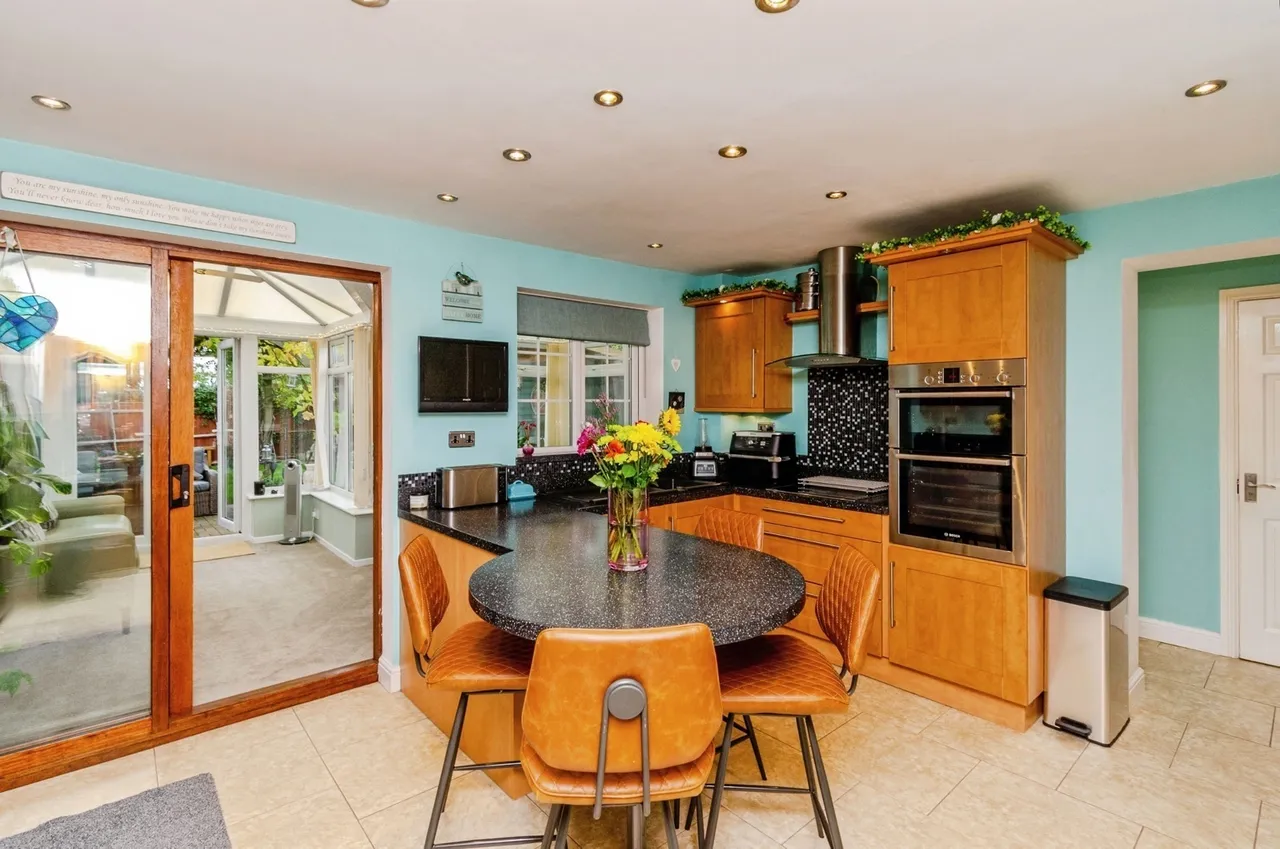 Whitworth Drive, WEST BROMWICH, West Midlands, B71, photo 3
