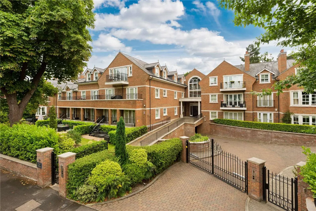2 bed flat for sale — The Villiers, Gower Road, Weybridge, Surrey, KT13 0EA