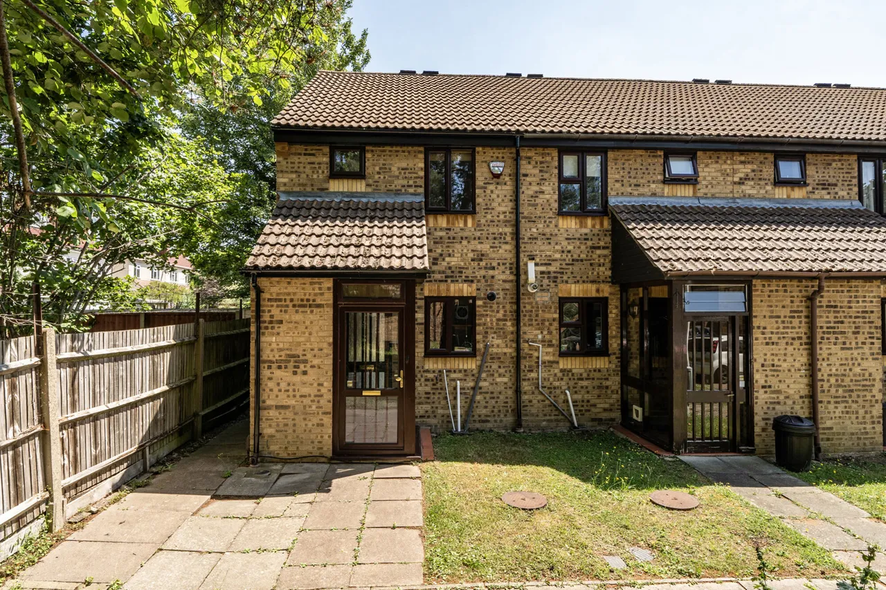 2 bed house for sale, Jasmin Close, Northwood, HA6