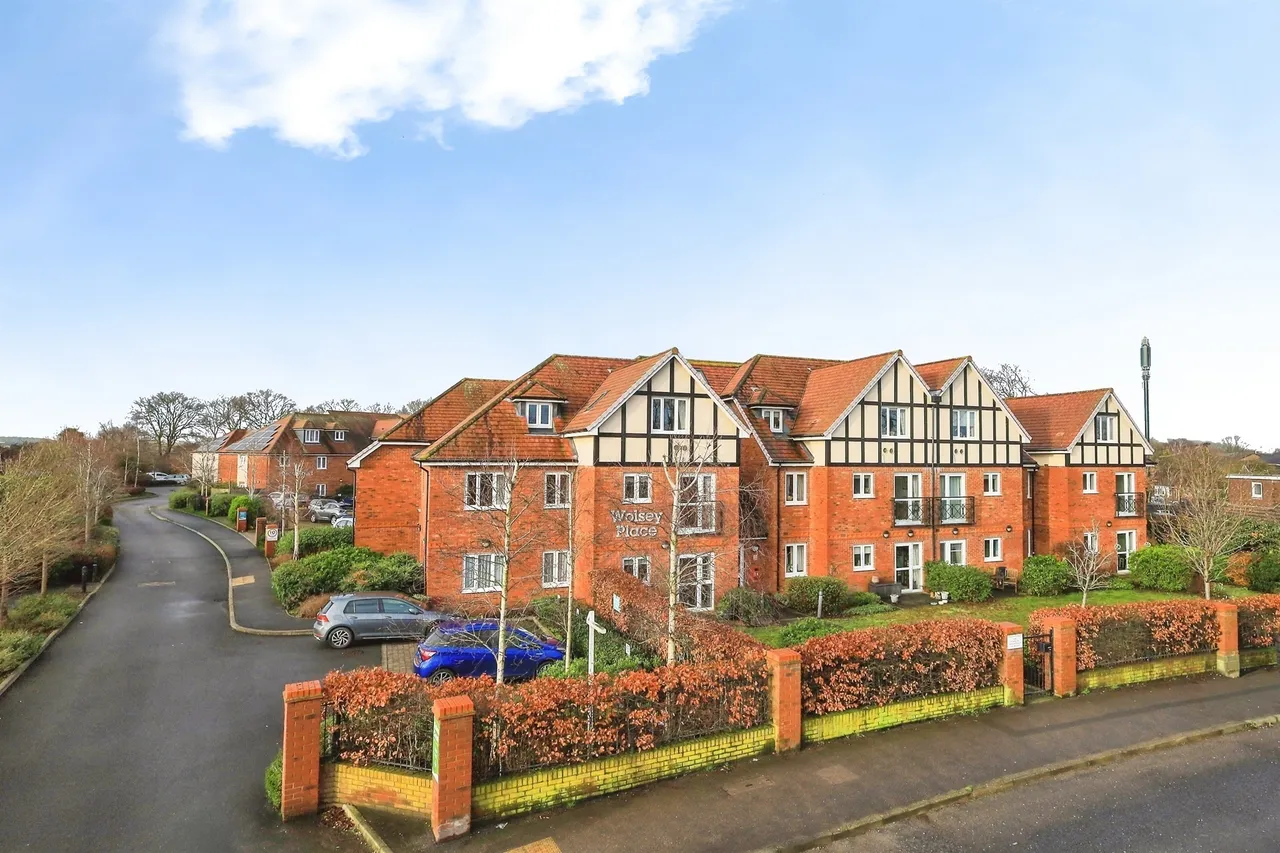 2 bed flat for sale, London Road, Hailsham, BN27