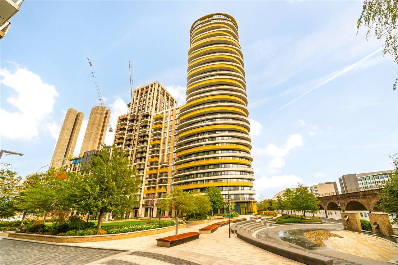 2 bed flat to rent, Cascade Way, London, W12