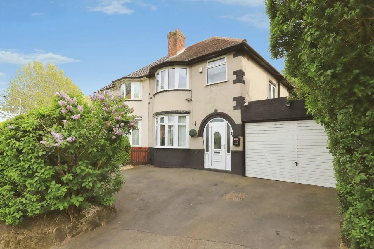3 bed house for sale — The Broadway, Dudley
