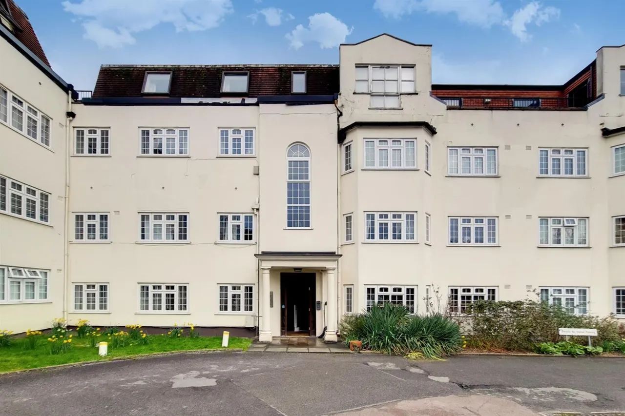 2 bed flat to rent, Etchingham Park Road, Etchingham Court Etchingham