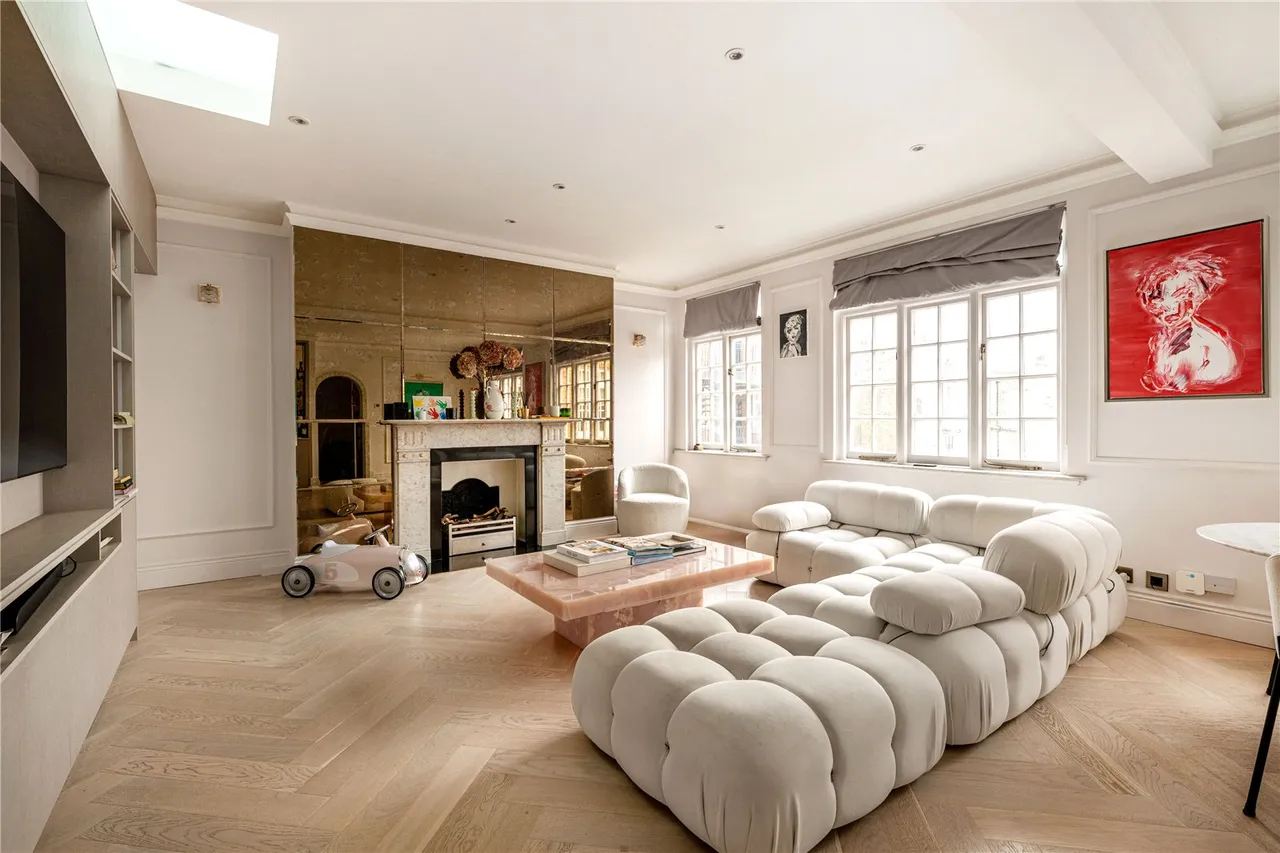 2 bed flat for sale, Allen Street, Kensington, W8
