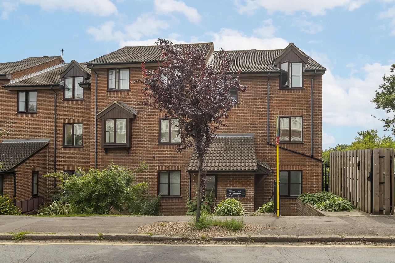 2 bed flat for sale — Alexandra Road, London, SW19