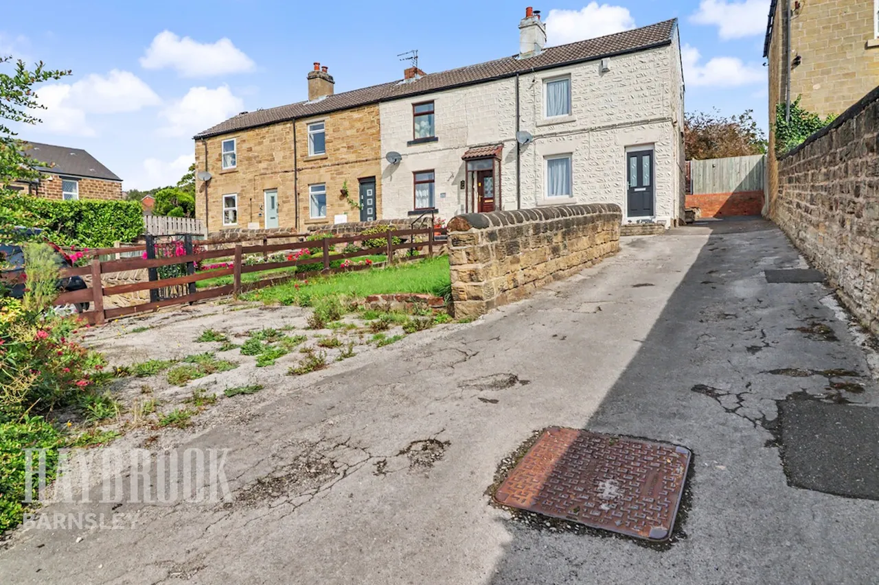 2 bed house for sale, New Road, Staincross