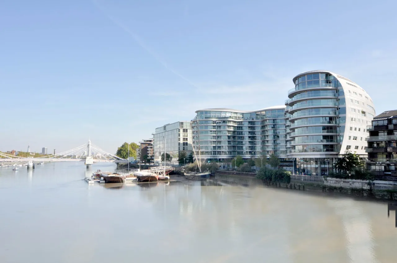 2 bed flat to rent — Albion Riverside, 8 Hester Road, SW11 4AR