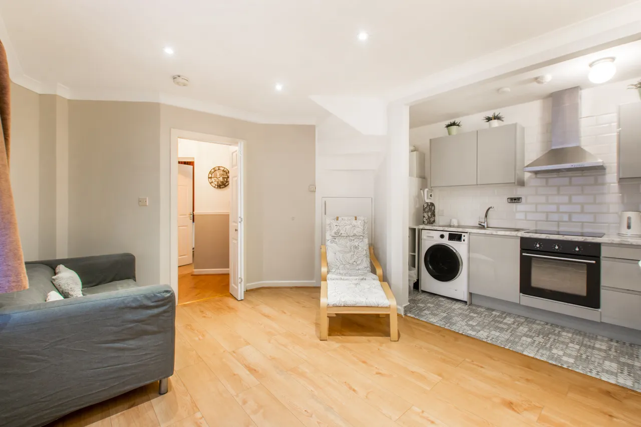 3 Gladstone Mews, Wood Green, London, photo 2