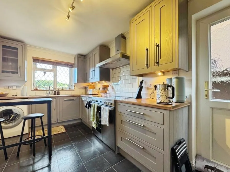 Wycombe Road, Saunderton, HP14, photo 4