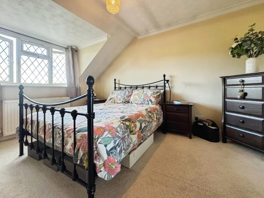 Wycombe Road, Saunderton, HP14, photo 11