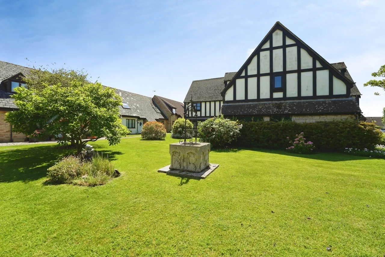 Fieldcourt Farmhouse, Courtfield Road, Quedgeley, Gloucester, GL2, photo 15