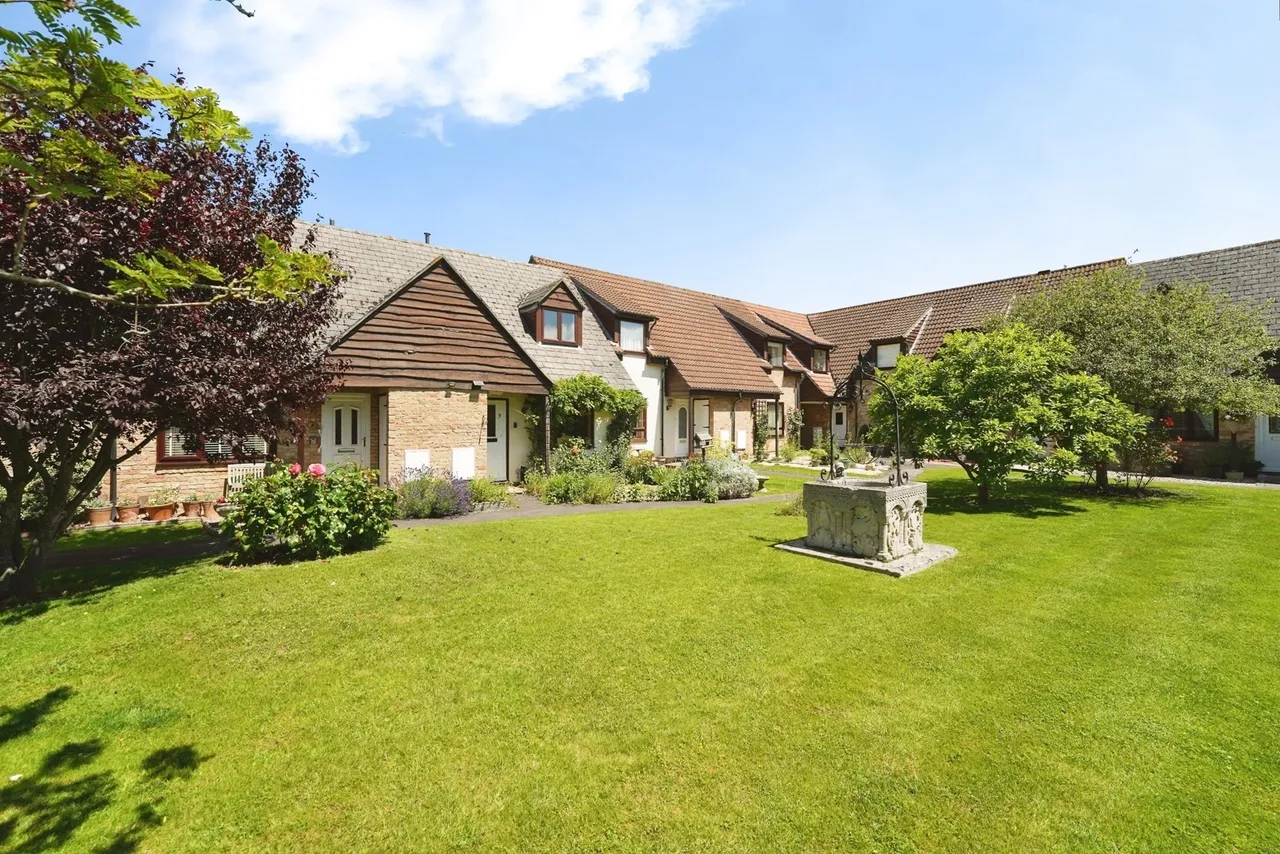 Fieldcourt Farmhouse, Courtfield Road, Quedgeley, Gloucester, GL2, photo 3
