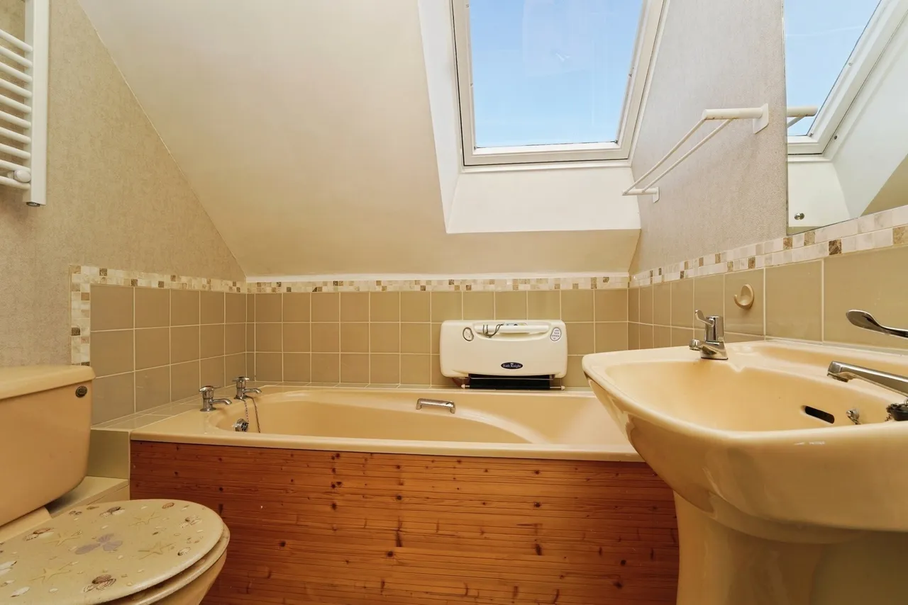 Fieldcourt Farmhouse, Courtfield Road, Quedgeley, Gloucester, GL2, photo 10
