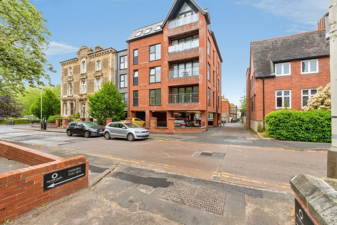 2 bed flat for sale — Princess Road East, Leicester
